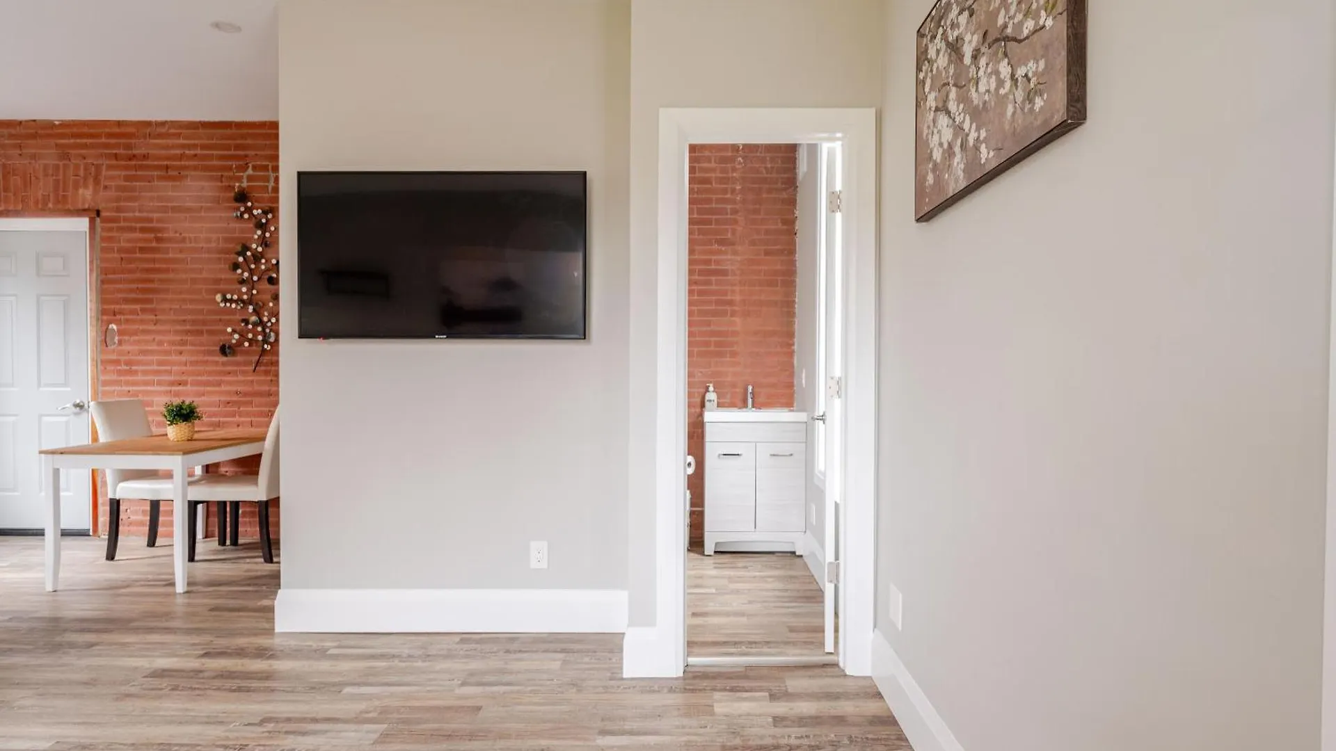 Entire Bachelor Unit En-Suite Across From Google - Br3 Kitchener 0*,